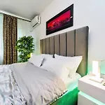 3bd - Free Private Parking - By Open House Appartamento
